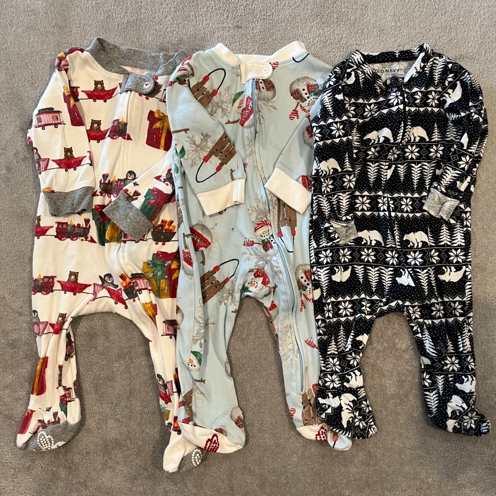 EUC 3-6M Burt’s Bees Baby and Old Navy Footed Jammies Lot in Winter Prints